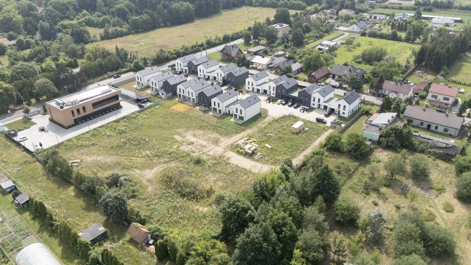 Osiedle Waryńskiego 33 i zielone otoczenie — zdjęcie z drona