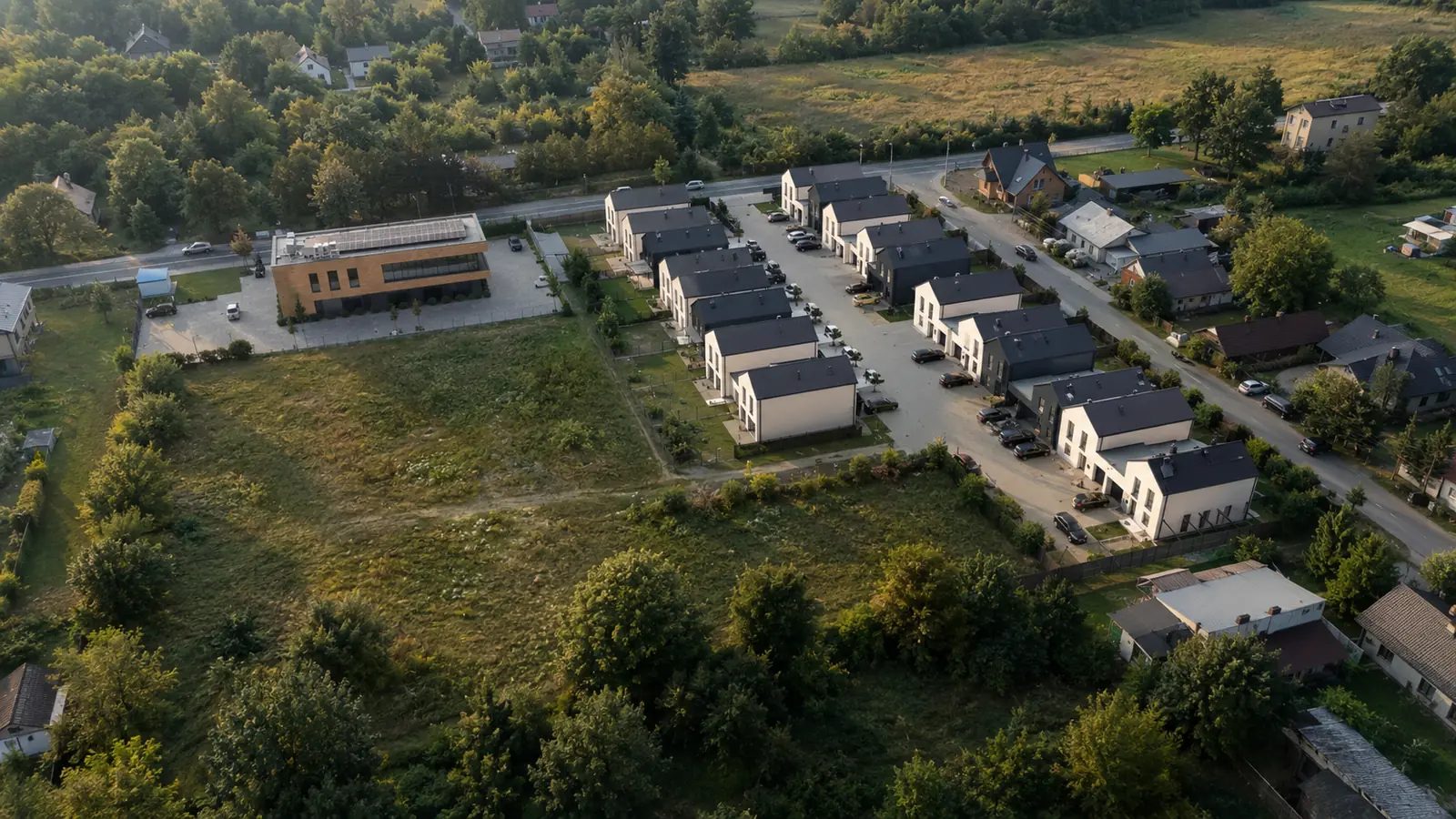 Układ trzech rzędów domów i ogrodów — wizualizacja